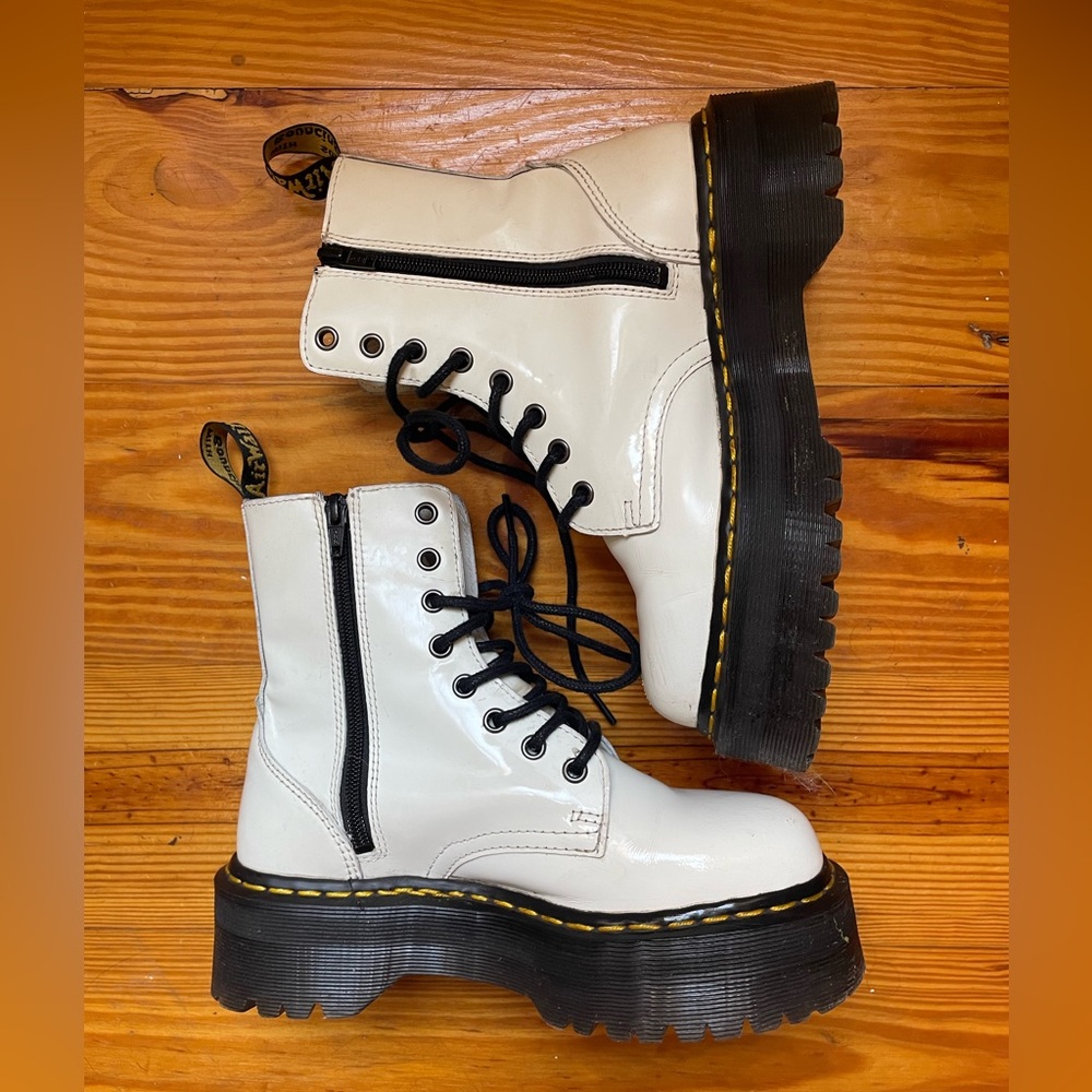 FESTIVAL SEASON IN THE AIR - Dr. Martens JADON PLATFORM BOOTS WHITE.